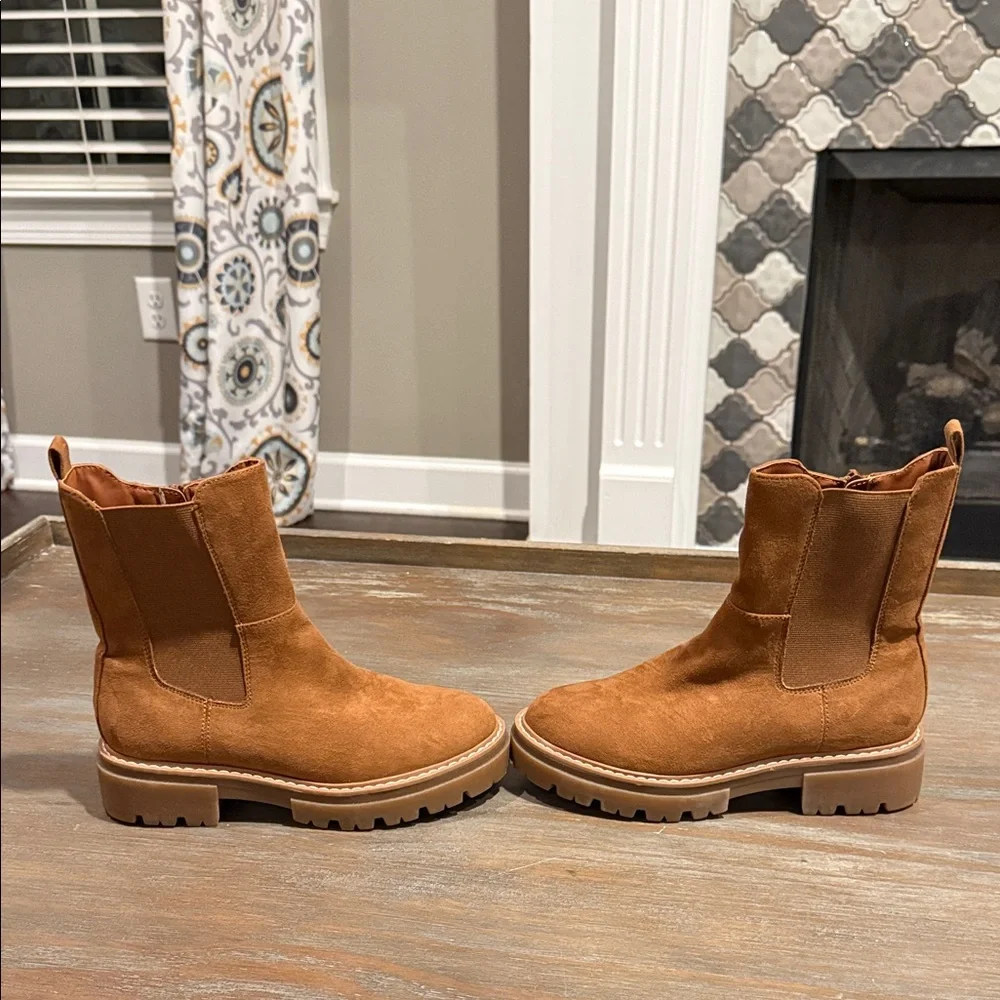 New Sun + Stone Brown Suede‎ Chelsea Boots – Size 5.5